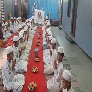 children praying in iftar